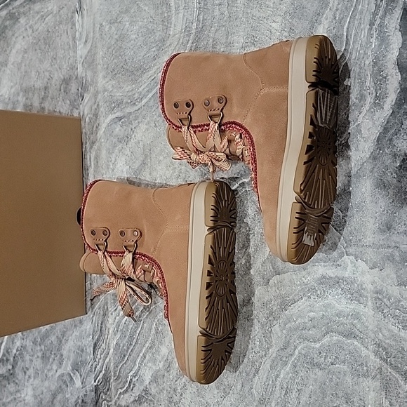 NIB (new in box) Women's UGG Hiker Boots - Picture 7 of 8